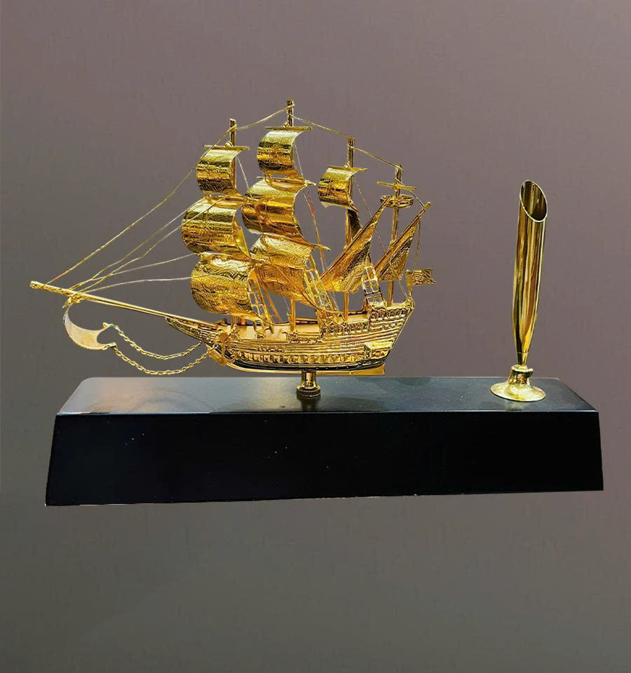 Hình ảnh mô hình thuyền buồm phong thuỷ mạ vàng 24K - 09 Hình ảnh mô hình thuyền buồm phong thuỷ mạ vàng 24K - 09